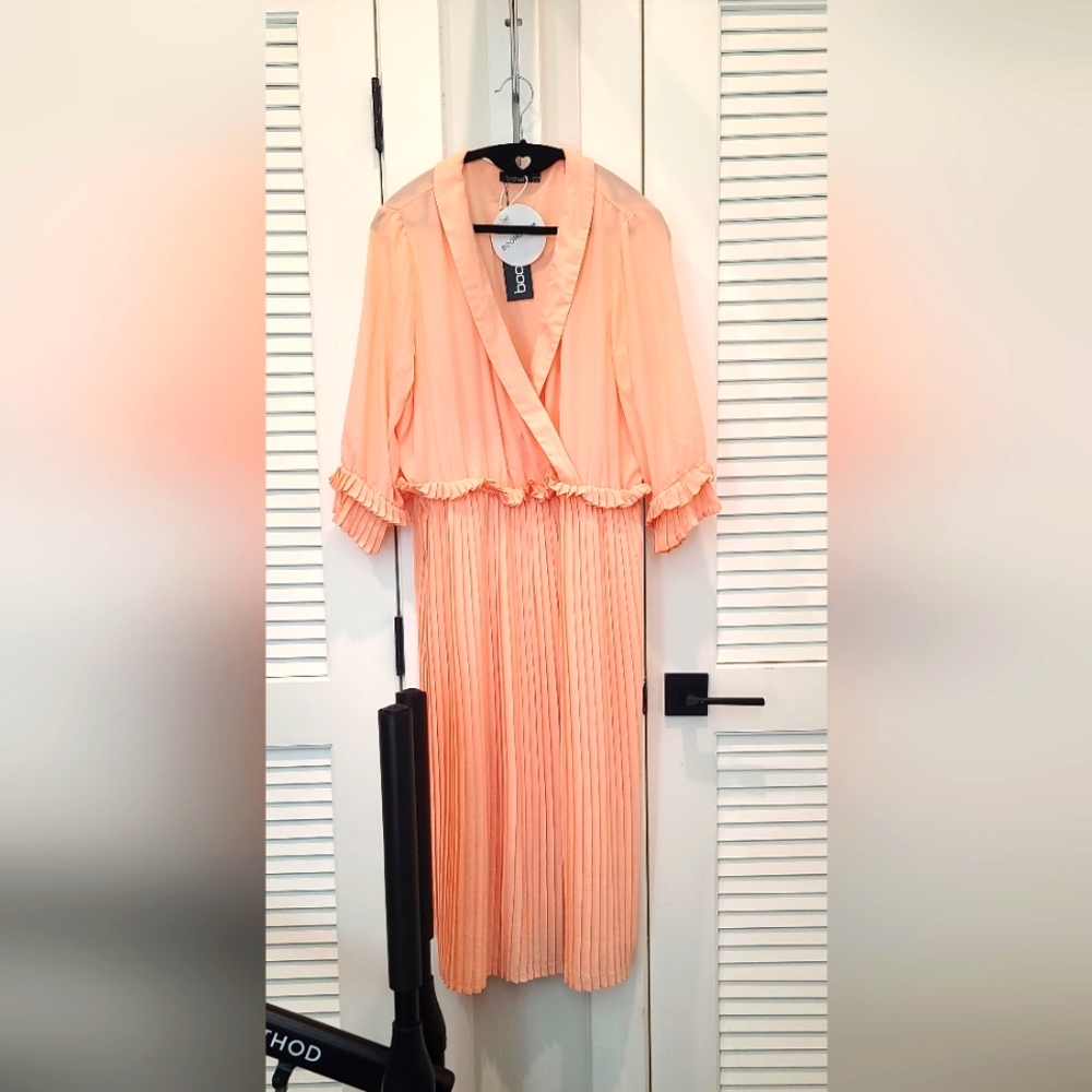 🔷️SALE🆕️NWT Pretty Spring Boohoo US 12 Peach colored frill, pleated midi dress